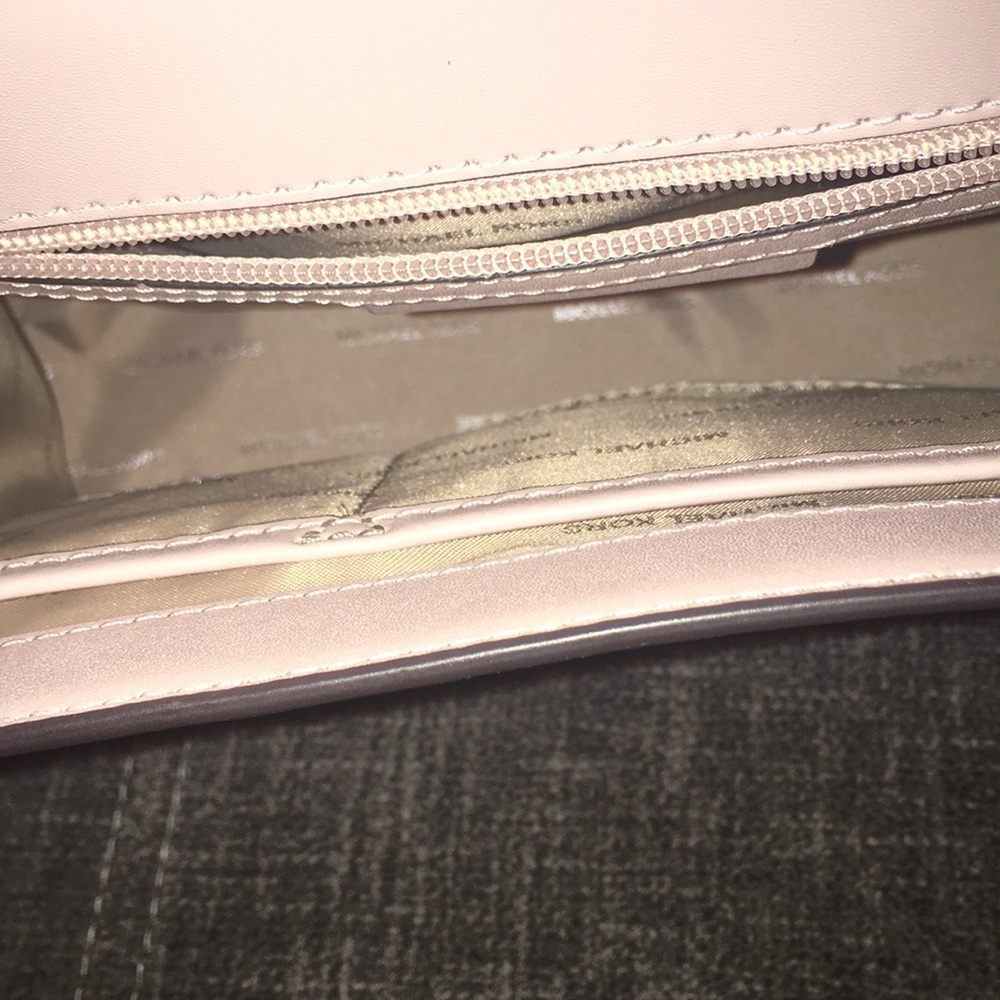 A pink purse - Picture 2 of 4